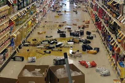 This handout picture obtained courtesy of Rex Emerson taken on July 4, 2019 shows broken bottles and other goods in a store in Lake Isabella, California after a 6.4 magnitude quake hit Southern California. - A 6.4 magnitude earthquake hit Southern California on Thursday at 10:33 am (17:33 GMT) near the Searles Valley in San Bernardino County, the United States Geological Survey said. (Photo by HO / AFP) / RESTRICTED TO EDITORIAL USE - MANDATORY CREDIT AFP PHOTO / REX EMERSON - NO MARKETING NO ADVERTISING CAMPAIGNS - DISTRIBUTED AS A SERVICE TO CLIENTS ---