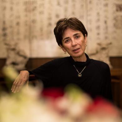  TO GO WITH AFP STORY BY RAMON SAHMKOWPilar del Rio, widow of Portuguese 1998 Nobel Literature Prize winner Jose Saramago, poses for a portrait in Washington, DC, on March 12, 2015.   AFP PHOTO/NICHOLAS KAMM / AFP PHOTO / NICHOLAS KAMMEditoria: ACELocal: WashingtonIndexador: NICHOLAS KAMMSecao: literatureFonte: AFPFotógrafo: STR