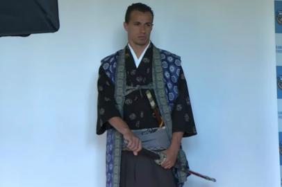 Leandro Damião se veste de samurai para promover jogo de time japonês contra o Chelsea