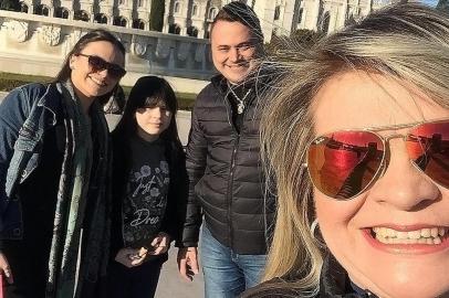 Família de Cristiane Gomes, de Porto Alegre, enfrentou dificuldades nos primeiros meses em Portugal, cogitando até retornar ao Brasil. Na foto, família está em Lisboa, Portugal.