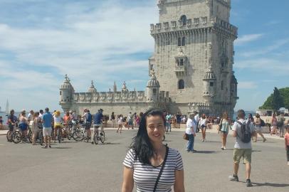 Juliana Cramer, 42 anos, estudante de Gestão Comercial de Porto Alegre, emigrou para Portugal em 2017, mas logo desistiu e voltou para o Rio Grande do Sul. Na foto, a Torre de Belém, em Lisboa, ao fundo. 