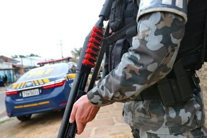  Porto Alegre, RS Buscas da polícia na região da rua Paulino Azurenha, onde foram mortos dois brigadianos. Fotos Júlio Cordeiro. ag RBS 27/06/2019