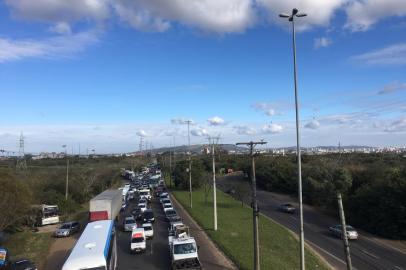 Congestionamento na Assis Brasil com a freeway. Ponte que liga Porto Alegre a Cachoeirinha. Obras