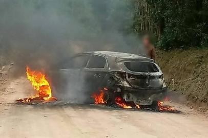 Após assalto a banco em Arroio do Padre, carro foi incendiado na fuga