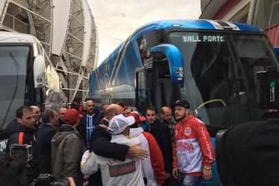 torcedores de Inter e Grêmio se abraçam no gigantinho. frio. inverno. entrega material. doação. tricolor.