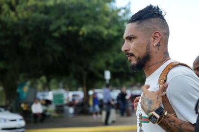  PORTO ALEGRE, RS, BRASIL, 04/02/2019: Centroavante Paolo Guerrero desembarca no Aeroporto Salgado Filho, em Porto Alegre, para integrar equipe do Internacional. (CAMILA DOMINGUES/AGÊNCIA RBS)