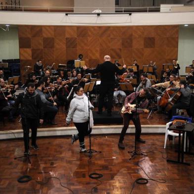 CAXIAS DO SUL, RS, BRASIL, 04/07/2019 - Ensaio da Orquestra Sinfônica da UCS, para o espetáculo Rock in Concert. NA FOTO: solistas Beto Vianna, Fran Duarte e Rafa Schuller. (Marcelo Casagrande/Agência RBS)