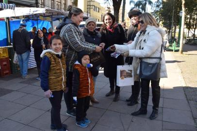 Vereadoras Denise Pessôa/PT, Paula Ioris/PSDB e Tatiane Frizzo/SD, na Praça Dante Alighieri, onde entregaram apitos e cartilhas com leis que amparam o público feminino. Elas divulgam a campanha Nossas Vidas Importam.