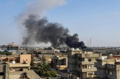  This picture taken on June 29, 2019 shows smoke plumes rising in Tajoura, south of the Libyan capital Tripoli, following a reported airstrike by forces loyal to retired general Khalifa Haftar. (Photo by Mahmud TURKIA / AFP)Editoria: WARLocal: TajuraIndexador: MAHMUD TURKIASecao: warFonte: AFPFotógrafo: STR