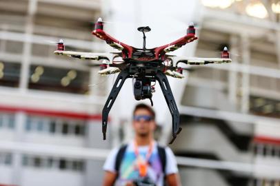  PORTO ALEGRE,BRASIL,RS - 28/03/2014 - O técnico em climatização Cristhian Vargas , 25 anos, comprou dois drones para fotografar a obra do Beira Rio.(FOTO:BRUNO ALENCASTRO/AGÊNCIA RBS)