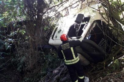 Caminhão sai da pista na BR-470 e atropela mulher de 41 anos, entre São Pedro da Serra