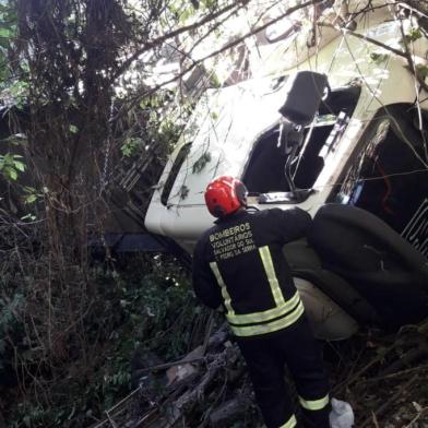 Caminhão sai da pista na BR-470 e atropela mulher de 41 anos, entre São Pedro da Serra