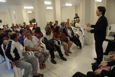  CAXIAS DO SUL, RS, BRASIL, 10/10/2017.Gabinete Itinerante, programa do governo municipal em que o prefeito Daniel Guerra vai até os bairros e espaços públicos da cidade. Hoje o encontro foi no Residencial Rota Nova, no Loteamento Mattioda. Entre as reclamações dos moradores estavam a falta de iluminação pública na rua e falta de iluminação interna. (Porthus Junior/Agência RBS)