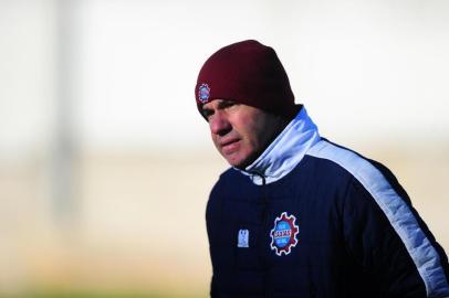  CAXIAS DO SUL, RS, BRASIL, 05/07/2019. Treino do Caxias no campo suplementar. O Caxias está disputando as oitavas de final da série D do Campeonato Brasileiro. Na foto, técnico Paulo Henrique Marques. (Porthus Junor/Agência RBS)