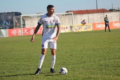  CIANORTE, PR, BRASIL, 26/05/2019. Cianorte x Caxias - O Caxias perdeu para o Cianorte, por 1 a 0, em jogo realizado no Estádio Albino Turbay em 26 de maio de 2019. Os grenás reclamaram do campo adversário, na oportunidade. Na foto, o zagueiro Breno. (Diego MenegonCianorte / Divulgação)