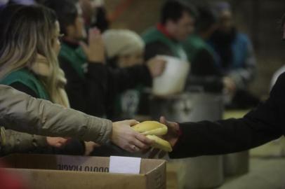  PORTO ALEGRE, RS, BRASIL, 06/07/2019. Por volta das 5h, voluntários e equipes da prefeitura de Porto Alegre começaram a chegar ao local para preparar o café da manhã para as pessoas em situação de rua que passaram a madrugada mais fria do ano no Gigantinho. Foto: André Ávila/Agência RBS