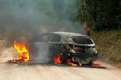  ARROIO DO PADRE, RS, BRASIL - Criminosos atacaram banco no município do sul do Estado, fizeram reféns e escaparam. Na fuga, incendiaram um carro.Indexador: Jefferson Botega