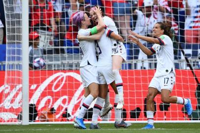 Jogadoras dos Estados Unidos comemoram o gol 