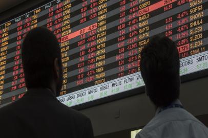  SÃO PAULO, SP, BRASIL, 18/05/2017. Vista da Bolsa de Valores BM&F Bovespa, na região central de São Paulo, nesta quinta feira, 18. O principal índice da bolsa paulista retomou o pregão e opera em forte queda nesta quinta-feira (18), após ter os negócios interrompidos pelo circuit breaker, um mecanismo de controle de variação dos índices. A queda acontece após as denúncias envolvendo o presidente Michel Temer.Visitors look at an electronic board at the Sao Paulo Stock Exchange (B3), in Sao Paulo, Brazil, on May 18, 2017.Brazilian financial markets plummeted on opening Thursday in the wake of a bombshell report that President Michel Temer approved paying hush money to a corrupt politician. The real fell 5.46 percent against the dollar to 3.315, down from 3.134 at closing Wednesday, CMA consultants said. / AFP PHOTO / Nelson ALMEIDAEditoria: FINLocal: Sao PauloIndexador: NELSON ALMEIDASecao: foreign exchange marketFonte: AFPFotógrafo: STF