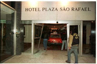 Foto do motim de 1994 que começou no Hospital Penitenciário e terminou no Hotel Plaza São Rafael . Aparece o táxi (Passat), onde estavam os fugitivos com reféns, que invadiu a entrada do hotel.#PÁGINA:94#CAIXA: 920#ENVELOPE: 140296#EDIÇÃO: 2ª Data Evento: 08/07/1994