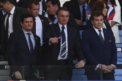  (L-R) Brazils Justice Minister Sergio Moro, Brazilian President Jair Bolsonaro and the president of the South American footballs governing body Conmebol, Paraguayan Alejandro Dominguez, are pictured on the stands before the Copa America football tournament final match between Brazil and Peru at Maracana Stadium in Rio de Janeiro, Brazil, on July 7, 2019. (Photo by Pedro UGARTE / AFP)Editoria: SPOLocal: Rio de JaneiroIndexador: PEDRO UGARTESecao: soccerFonte: AFPFotógrafo: STF