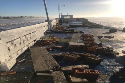 Ressaca no Litoral Norte causa queda de parte da plataforma de Atlântida