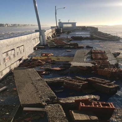 Ressaca no Litoral Norte causa queda de parte da plataforma de Atlântida