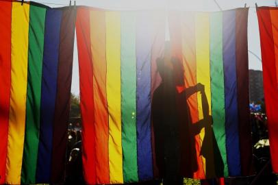  PORTO ALEGRE, RS, BRASIL - 07.07.2019 - Com trios elétricos, caminhada alusiva à Parada LGBT+ ocorre neste domingo em Porto Alegre. (Foto: Mateus Bruxel/Agência RBS)