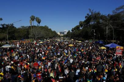  PORTO ALEGRE, RS, BRASIL - 07.07.2019 - Com trios elétricos, caminhada alusiva à Parada LGBT+ ocorre neste domingo em Porto Alegre. (Foto: Mateus Bruxel/Agência RBS)