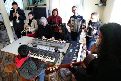  PORTO ALEGRE- RS- BRASIL- 05/07/2019- As crianças e jovens moradores da Vila Pinto, no Bairro Bom Jesus, em Porto Alegre, terão uma oferta ainda maior de aulas de música no projeto Ouviravida. Agora, além de flauta, canto e percussão, elas também poderão aprender a tocar gaita, trompete, violão e teclado. A expansão das aulas foi possível graças à doação de instrumentos que o Ouviravida vem recebendo, permitindo que o projeto ampliasse suas atividades. FOTO FERNANDO GOMES/ DIÁRIO GAÚCHO.