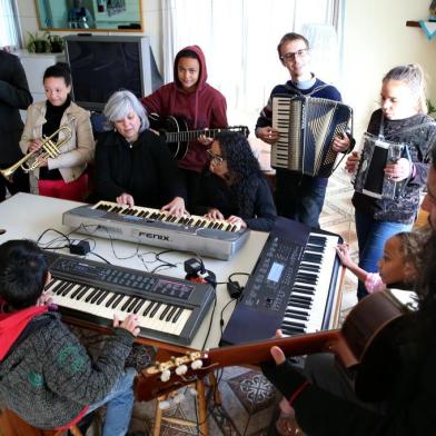  PORTO ALEGRE- RS- BRASIL- 05/07/2019- As crianças e jovens moradores da Vila Pinto, no Bairro Bom Jesus, em Porto Alegre, terão uma oferta ainda maior de aulas de música no projeto Ouviravida. Agora, além de flauta, canto e percussão, elas também poderão aprender a tocar gaita, trompete, violão e teclado. A expansão das aulas foi possível graças à doação de instrumentos que o Ouviravida vem recebendo, permitindo que o projeto ampliasse suas atividades. FOTO FERNANDO GOMES/ DIÁRIO GAÚCHO.