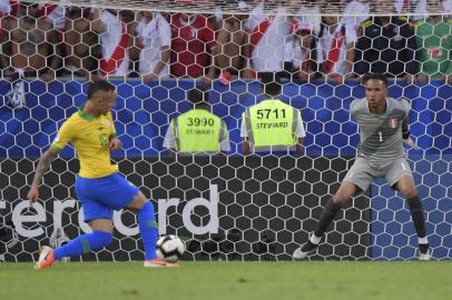  Brazils Everton (L) shoots to score against Perus goalkeeper Pedro Gallese during the Copa America football tournament final match at Maracana Stadium in Rio de Janeiro, Brazil, on July 7, 2019. (Photo by Luis Acosta / AFP)Editoria: SPOLocal: Rio de JaneiroIndexador: LUIS ACOSTASecao: soccerFonte: AFPFotógrafo: STF