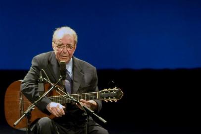 (FILES) In this file photo taken on August 24, 2008, Brazilian musician Joao Gilberto, 77, acknowledges the audience during his presentation at the Teatro Municipal in Rio de Janeiro. - Joao Gilberto, the legendary Brazilian musician and songwriter who was a pioneer of the lilting, melodious music known as bossa nova, has died, his son Joao Marcelo announced Saturday on Facebook. He was 88. (Photo by Ari Versiani / AFP)