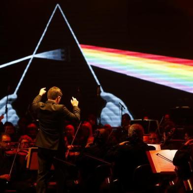  PORTO ALEGRE, RS, BRASIL, 07-07-2019: Sob a regência do maestro Evandro Matté, a Orquestra Sinfônica de Porto Alegre (Ospa) apresenta o concerto Pink Floyd Sinfônico no auditório Araújo Viana. Com participação dos cantores Anaadi e Rafa Gubert, o espetáculo teve ingressos esgotados e plateia lotada. (Foto: Mateus Bruxel / Agência RBS)