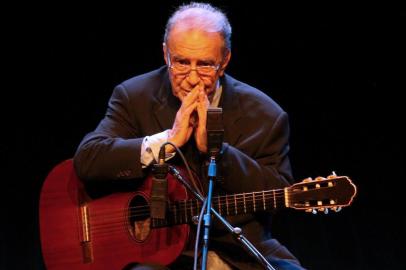 (FILES) In this file photo taken on August 14, 2008, Brazilian singer and composer Joao Gilberto, 77, one of the trio of Brazilian artists who brought Bossa Nova to the world in 1958, performs during a concert in Sao Paulo, Brazil. - Joao Gilberto, the legendary Brazilian musician and songwriter who was a pioneer of the lilting, melodious music known as bossa nova, has died, his son Joao Marcelo announced Saturday on Facebook. He was 88. (Photo by Marco HERMES / AFP)