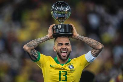 RIO DE JANEIRO (RJ), 7/7/2019: Daniel Alves com o troféu de melhor jogador da Copa América.