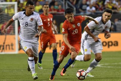 Chile Charles Aranguiz (C) vies for the ball with Colombia Edwin Cardona and Daniel Torres vie for the ball during the Copa America Centenario semifinal football match in Chicago, Illinois, United States, on June 22, 2016. Nicholas Kamm / AFP