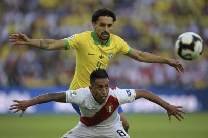  Brazils Marquinhos (top) and Perus Christian Cueva vie for the ball during their Copa America football tournament final match at Maracana Stadium in Rio de Janeiro, Brazil, on July 7, 2019. (Photo by Juan MABROMATA / AFP)Editoria: SPOLocal: Rio de JaneiroIndexador: JUAN MABROMATASecao: soccerFonte: AFPFotógrafo: STF