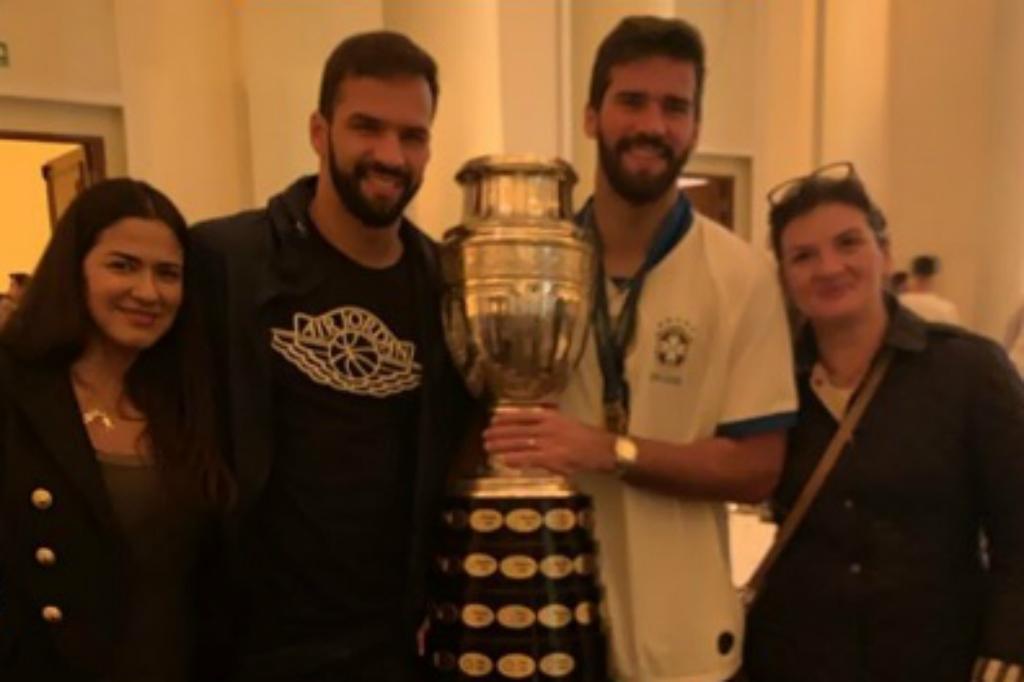 Com a Copa América, Alisson recebe o terceiro prêmio de melhor