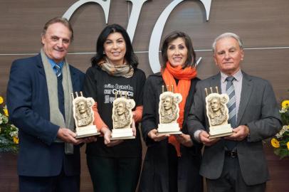 Ganhadores do Troféu Ítalo Victor Bersani: Neure Fedrizzi, da Fedrizzi Seguros; Liége Francisco, presidente da Associação Criança Feliz; Sirlei Sonda Massoni, da Maria Santa; e Ivo Pioner, da Pioner, Joalheria e Ótica. 