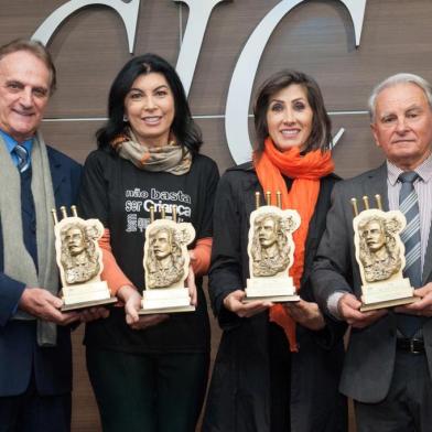 Ganhadores do Troféu Ítalo Victor Bersani: Neure Fedrizzi, da Fedrizzi Seguros; Liége Francisco, presidente da Associação Criança Feliz; Sirlei Sonda Massoni, da Maria Santa; e Ivo Pioner, da Pioner, Joalheria e Ótica. 