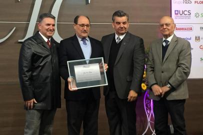 O ex-governador José Ivo Sartori (MDB) recebeu o título de Associado honorário da CIC. Da esquerda para a direita: José Quadros dos Santos, presidente do Conselho Deliberativo da CIC, Sartori, Ivanir Gasparin, presidente da CIC, e Dagoberto Lima Godoy, presidente do Conselho Superior da CIC.