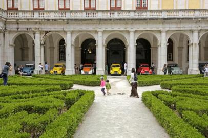  Rare special Citroen model cars are displayed inside the Royal Palace of Mafra during the World 2017 2CV Meeting July 30, 2017. - The event is held between the 26th and the 31st of July 2017,  30 years after Portugal hosted the seventh 2CV World Meeting in 1987, and will include activities ranging from an open air fair, a competition to disassemble and reassemble, an elegance contest for original and modofied 2CVs, a chimes concert, to a short term 2CV museum hosted by the Marfa national palace featuring vehicles from the Citroen Heritage collection purposely brought from Paris. (Photo by JOSE MANUEL RIBEIRO / AFP)Editoria: LIFLocal: MafraIndexador: JOSE MANUEL RIBEIROSecao: leisure (general)Fonte: AFPFotógrafo: STR