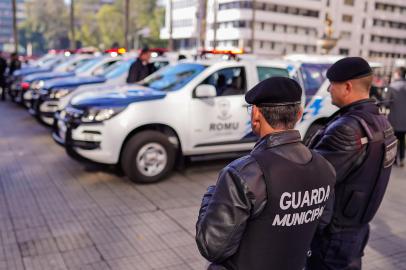 Código: 198342 - EXECUTIVO - 08/07/2019A Guarda Municipal de Porto Alegre recebeu nesta segunda-feira (8), em frente ao Paço Municipal, 19 novas viaturas. São 13 sedans e seis caminhonetes 4X4, adquiridos via emenda parlamentar no valor de R$ 2.350 milhões, do então deputado Nelson Marchezan Júnior. Os veículos serão utilizados para patrulha. Eles possuem equipamentos operacionais tradicionais de viaturas policiais (GPS, rádio transmissor, sirene, giroflex) e equipamentos que permitem o registro, armazenamento e suporte para transmissão de áudio e vídeo. Também serão entregues novos equipamentos, como pistolas, espingardas e outros.Foto: Cesar Lopes/PMPA