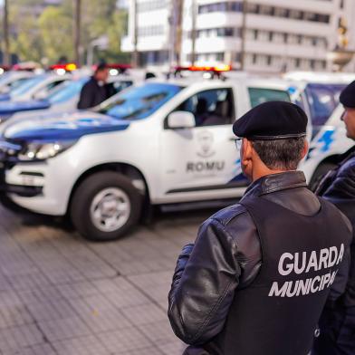 Código: 198342 - EXECUTIVO - 08/07/2019A Guarda Municipal de Porto Alegre recebeu nesta segunda-feira (8), em frente ao Paço Municipal, 19 novas viaturas. São 13 sedans e seis caminhonetes 4X4, adquiridos via emenda parlamentar no valor de R$ 2.350 milhões, do então deputado Nelson Marchezan Júnior. Os veículos serão utilizados para patrulha. Eles possuem equipamentos operacionais tradicionais de viaturas policiais (GPS, rádio transmissor, sirene, giroflex) e equipamentos que permitem o registro, armazenamento e suporte para transmissão de áudio e vídeo. Também serão entregues novos equipamentos, como pistolas, espingardas e outros.Foto: Cesar Lopes/PMPA