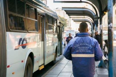  PORTO ALEGRE, RS, BRASIL, 06.07.2019. Fiscais da metroplan trabalhando no Terminal de ônibus Conceição . (FOTO ANDRÉA GRAIZ/AGÊNCIA RBS)Indexador: Andrea Graiz