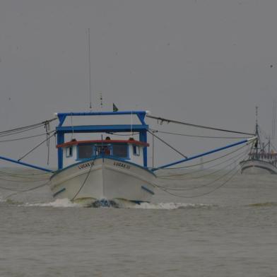  ITAJAI,SC,BRASIL, 24/09/2015: Botes de pesca de arraasto de camarão vindo do mar ao final do arrasto