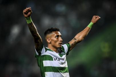  Sportings Brazilian forward Raphinha celebrates a goal during the Portuguese league football match between Sporting CP and CD Santa Clara at the Jose Alvalade stadium in Lisbon on March 15, 2019. (Photo by PATRICIA DE MELO MOREIRA / AFP)Editoria: SPOLocal: LisbonIndexador: PATRICIA DE MELO MOREIRASecao: soccerFonte: AFPFotógrafo: STR