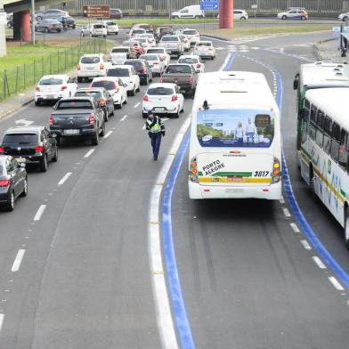  PORTO ALEGRE,RS,BRASIL.2019,07,09.Confusão no trânsito no Largo Vespaziano,com as alterações no trânsito feito pela EPTC,motoristas ficam persidos na saída de Porto Alegre.(RONALDO BERNARDI/AGENCIA RBS). PORTO ALEGRE,RS,BRASIL.2019,07,09.Confusão no trânsito no Largo Vespaziano,com as alterações no trânsito feito pela EPTC,motoristas ficam persidos na saída de Porto Alegre.(RONALDO BERNARDI/AGENCIA RBS).