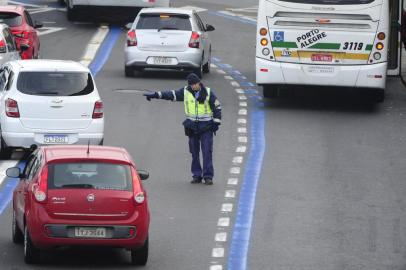  PORTO ALEGRE,RS,BRASIL.2019,07,09.Confusão no trânsito no Largo Vespaziano,com as alterações no trânsito feito pela EPTC,motoristas ficam persidos na saída de Porto Alegre.(RONALDO BERNARDI/AGENCIA RBS).